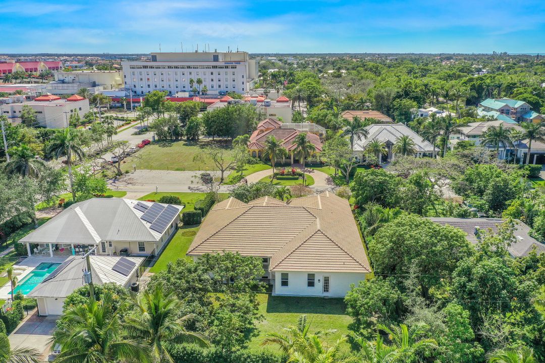 677 5th Ave N, Naples, FL 34102