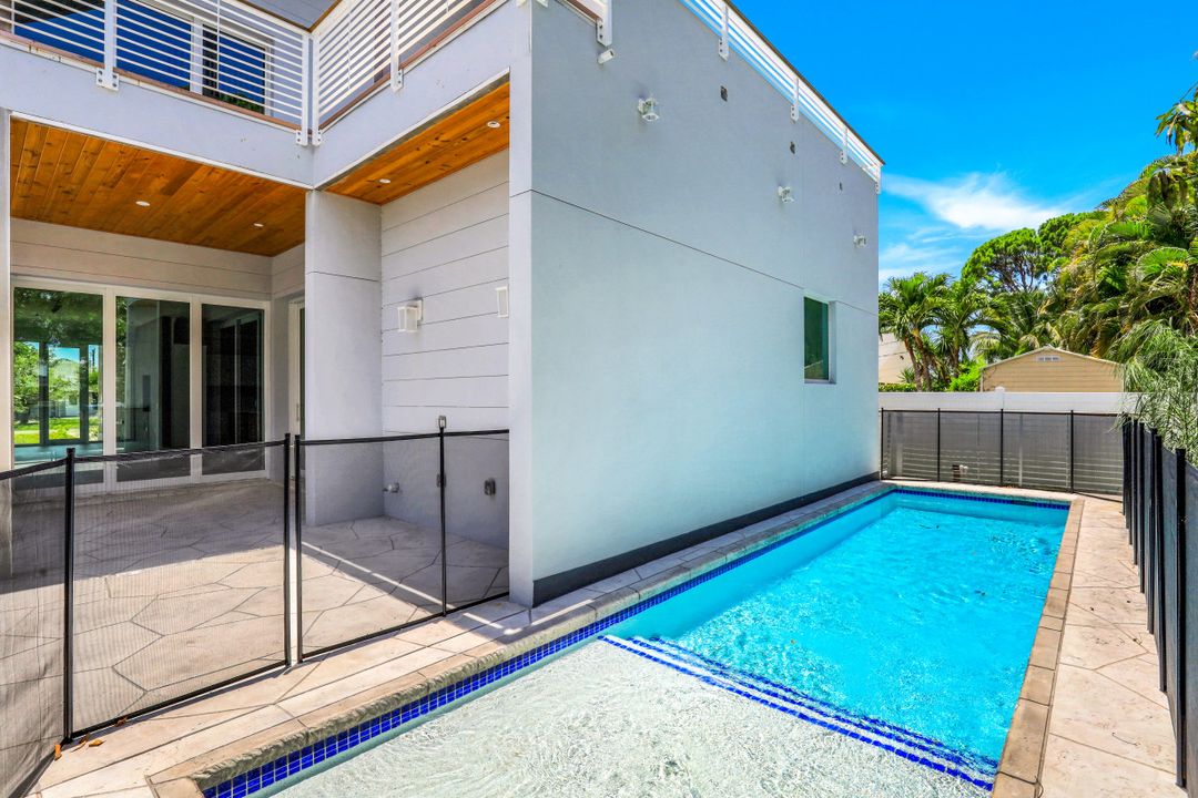 859 92nd Ave N, Naples, FL 34108