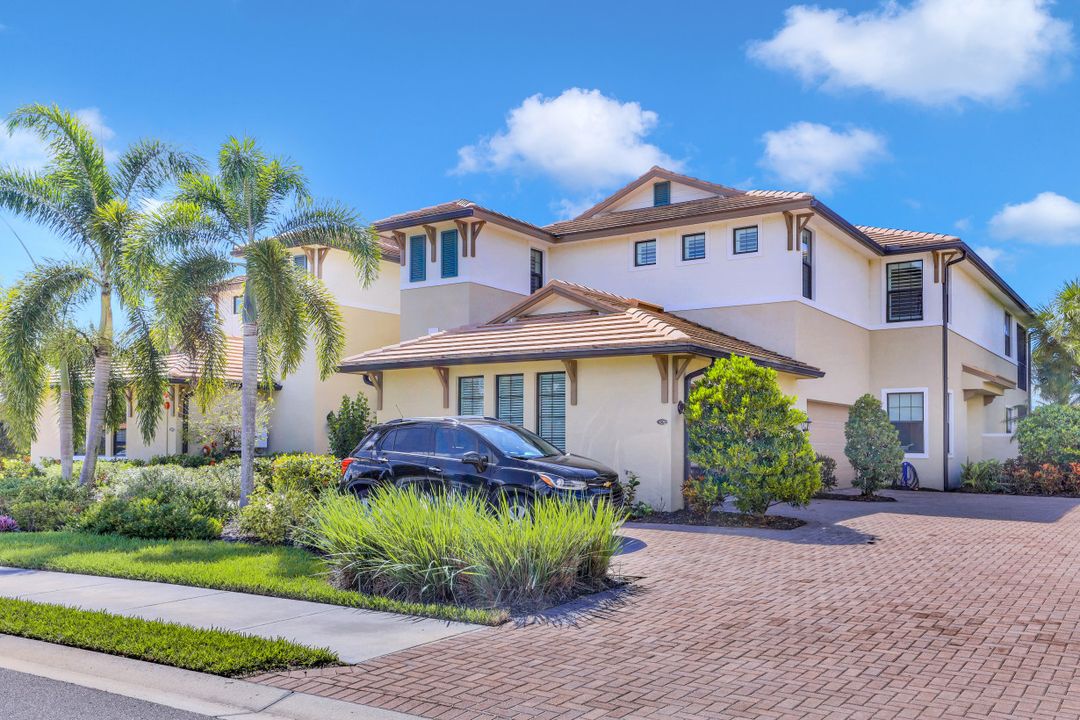 2185 Frangipani Cir, Naples, FL 34120