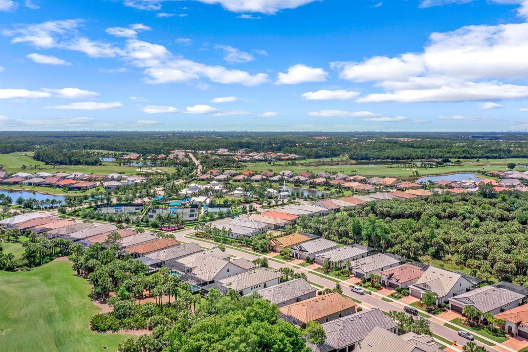 9374 Greyhawk Trl, Naples, FL 34120