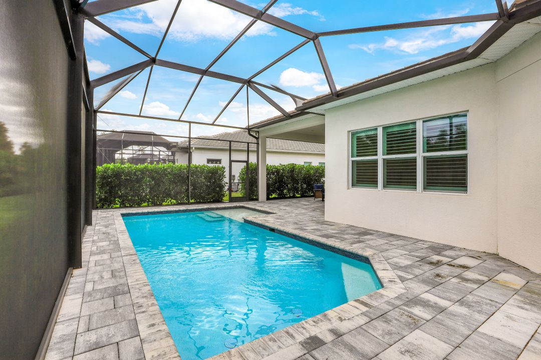 9003 Redonda Dr, Naples, FL 34114