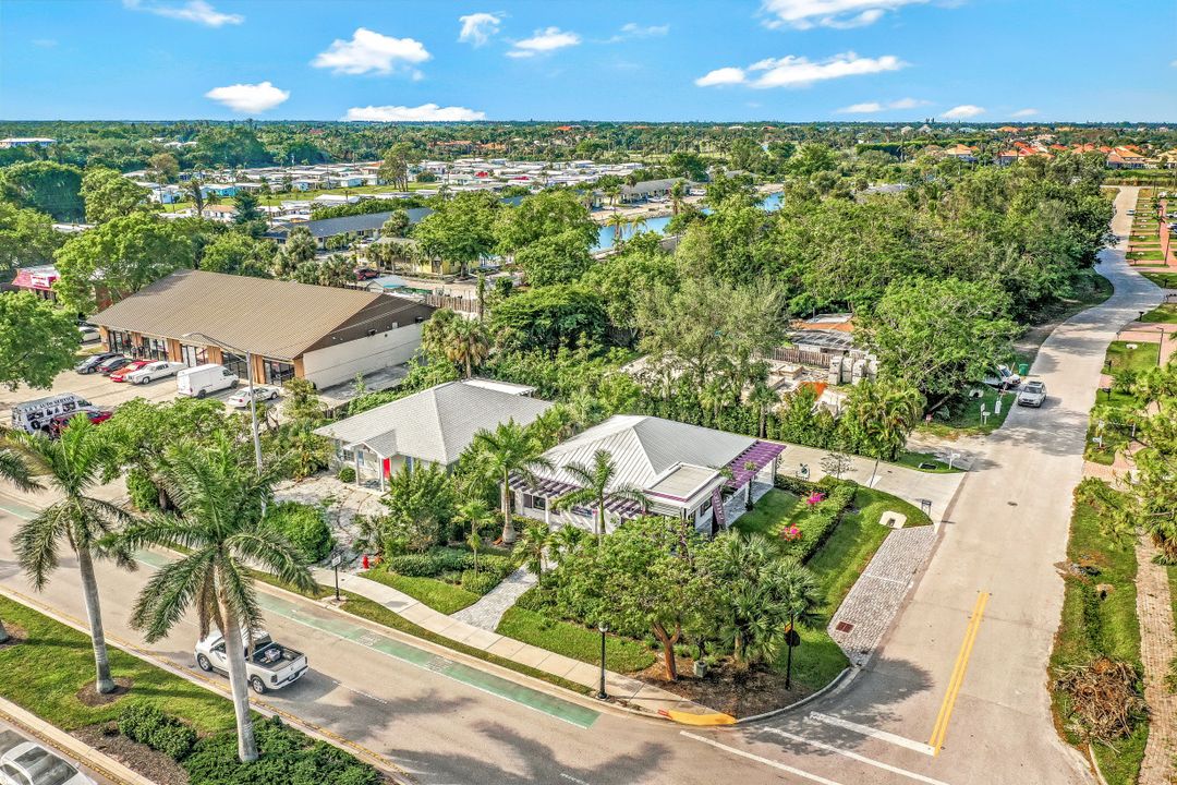 2631 Lakeview Dr, Naples, FL 34112