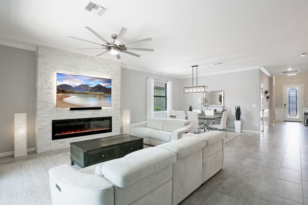 9385 Glenforest Dr, Naples, FL 34120