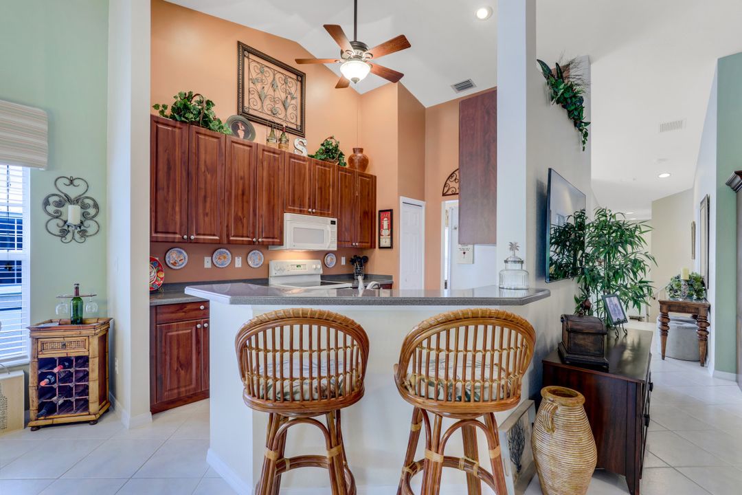 5610 Sherborn Dr #202, Naples, FL 34110