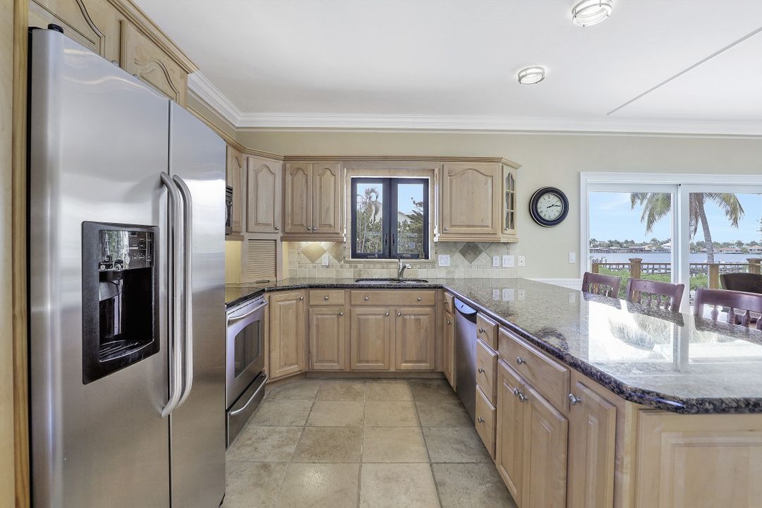 39 W Pelican St, Naples, FL 34113