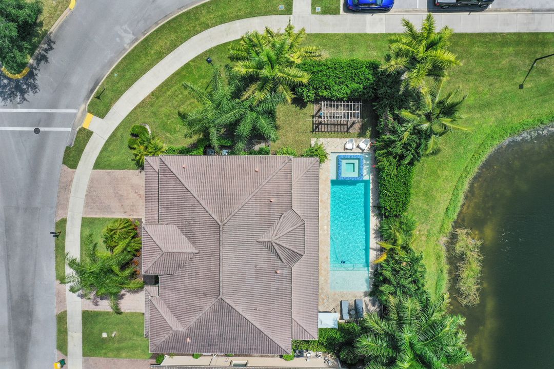 6558 Monterey Point, Naples, FL 34105