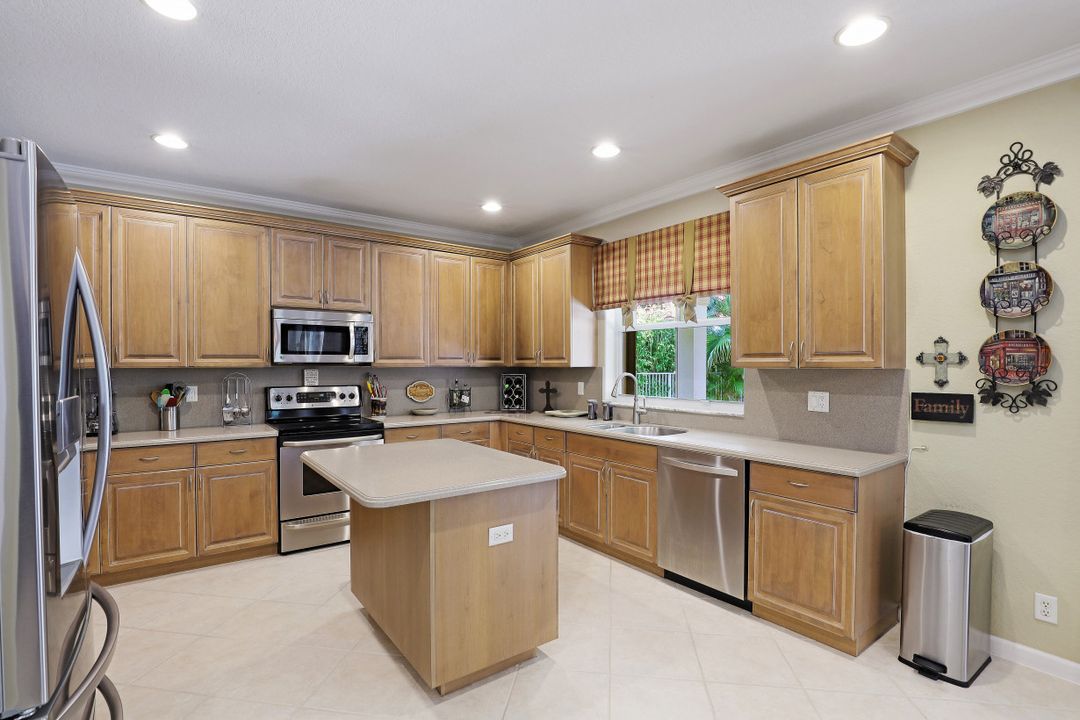 1886 Hidden Trail Ln, Weston, FL 33327