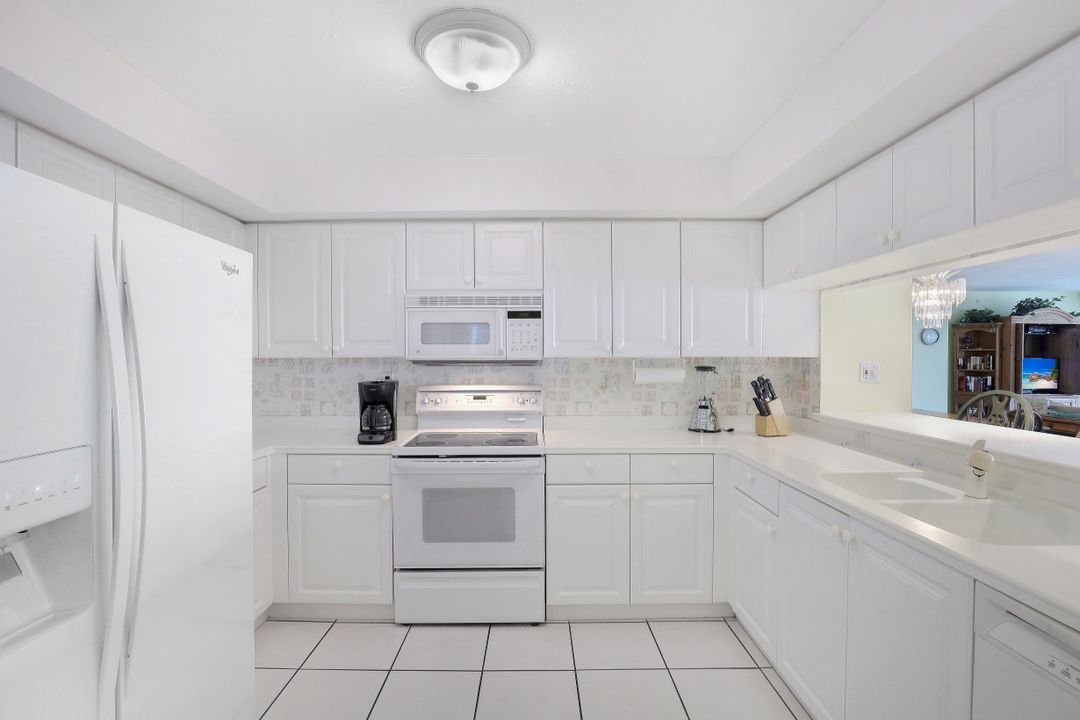 21 Bluebill Ave #905, Naples, FL 34108