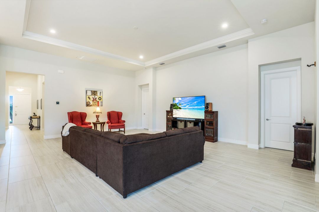 9003 Redonda Dr, Naples, FL 34114