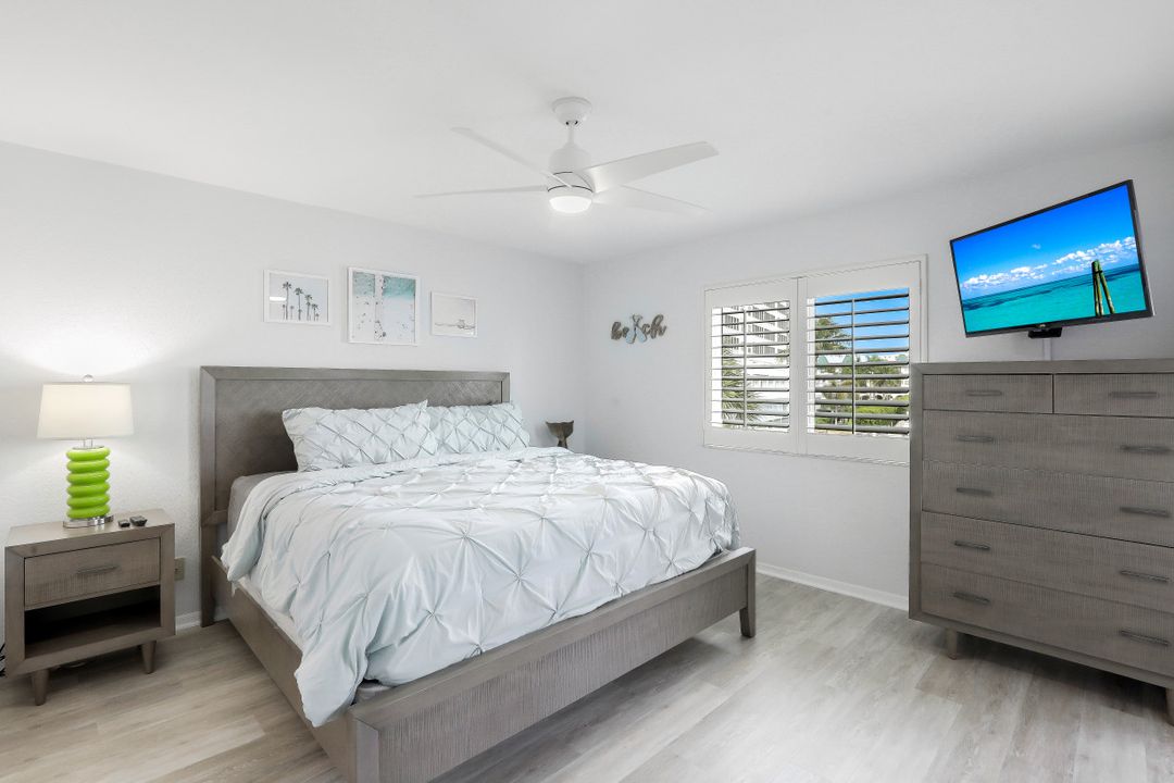 9101 Vanderbilt Dr #203, Naples, FL 34108