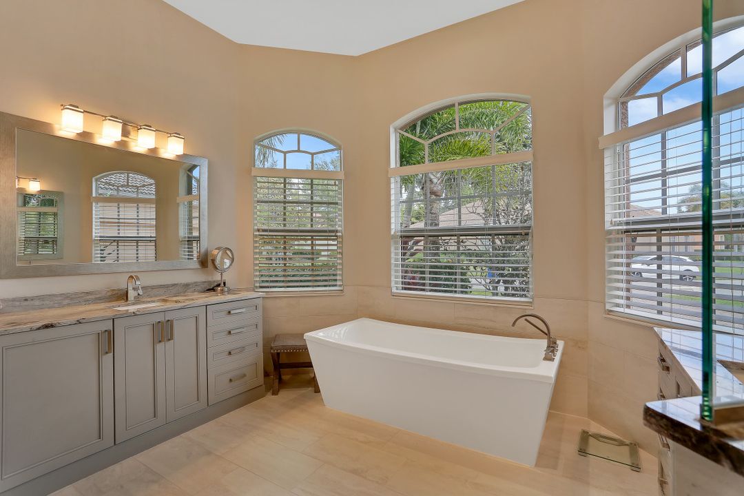 10256 Avonleigh Dr, Bonita Springs, FL 34135