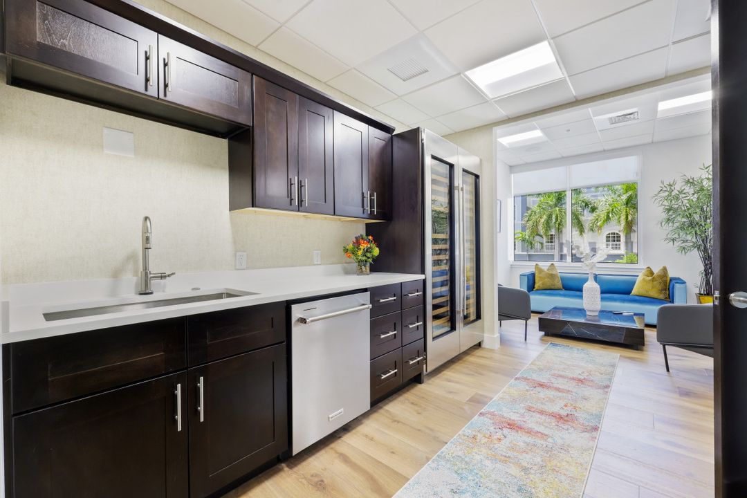 599 Tamiami Trail N #200, Naples, FL 34102