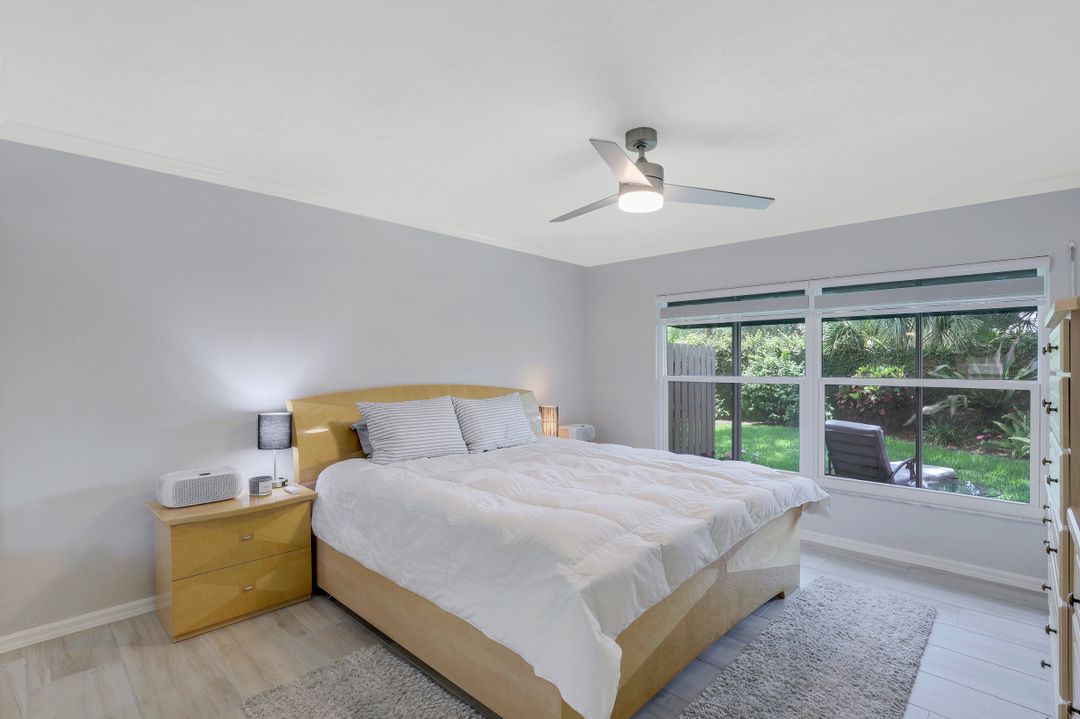 736 Reef Point Cir, Naples, FL 34108