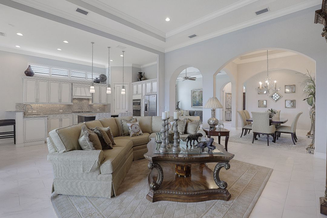 7450 Lantana Cir, Naples, FL 34119