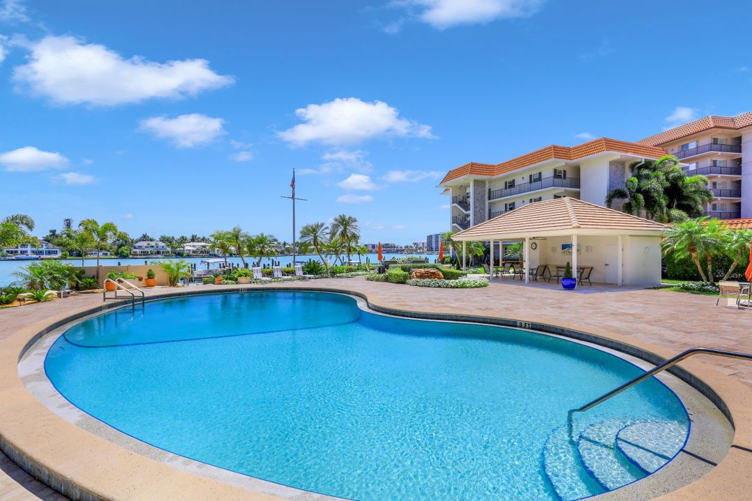 222 Harbour Dr #104, Naples, FL 34103