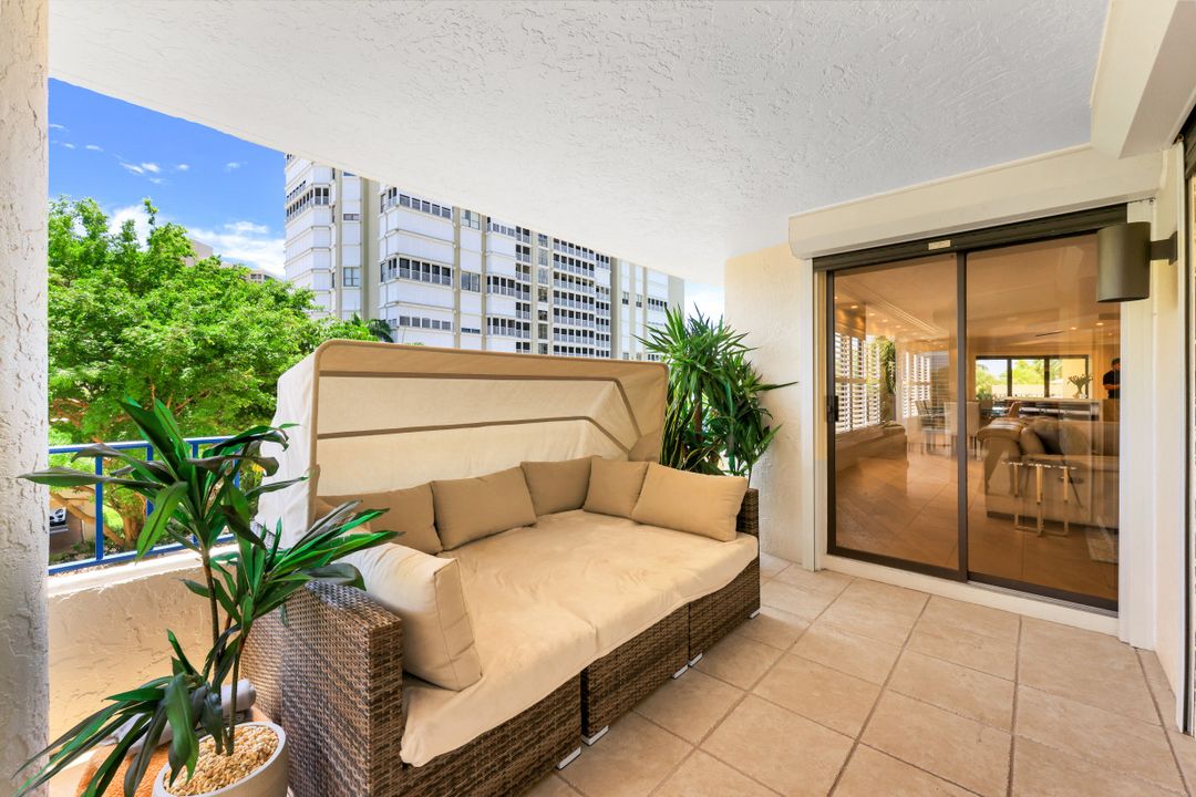 4451 Gulf Shore Blvd N #302, Naples, FL 34103
