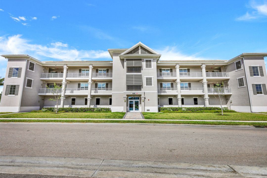 164 Indies Dr East #106, Naples, FL