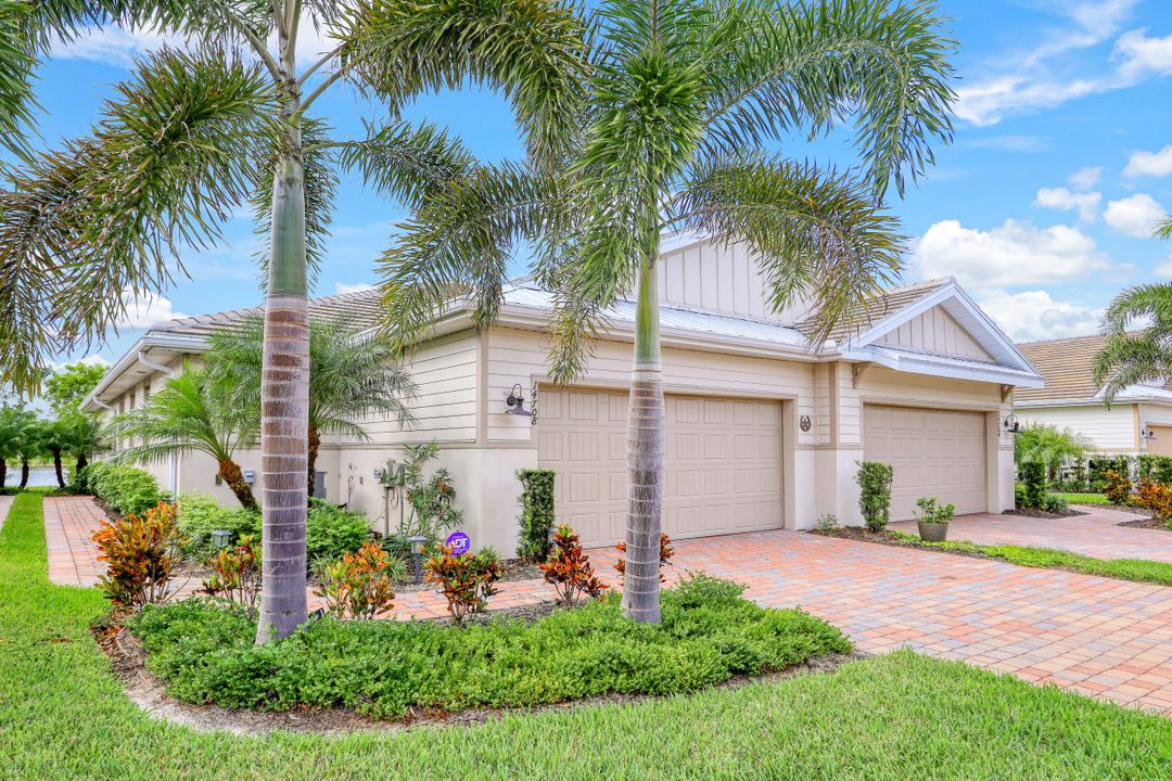 14708 Edgewater Cir, Naples, FL 34114