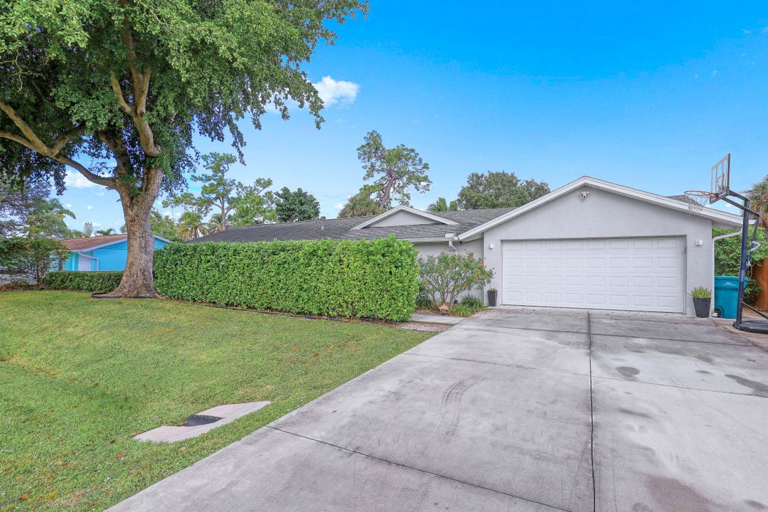 2697 Outrigger Ln, Naples, FL 34104
