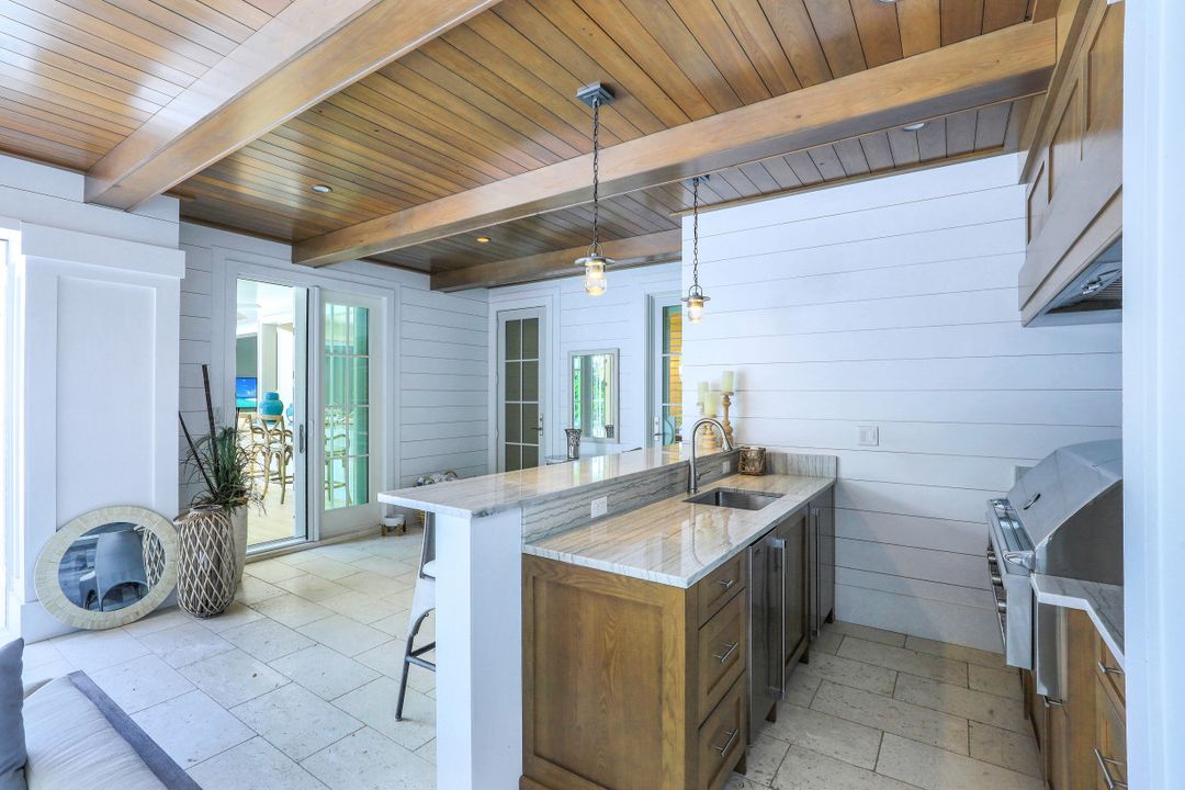 154 4th Ave N, Naples, FL 34102