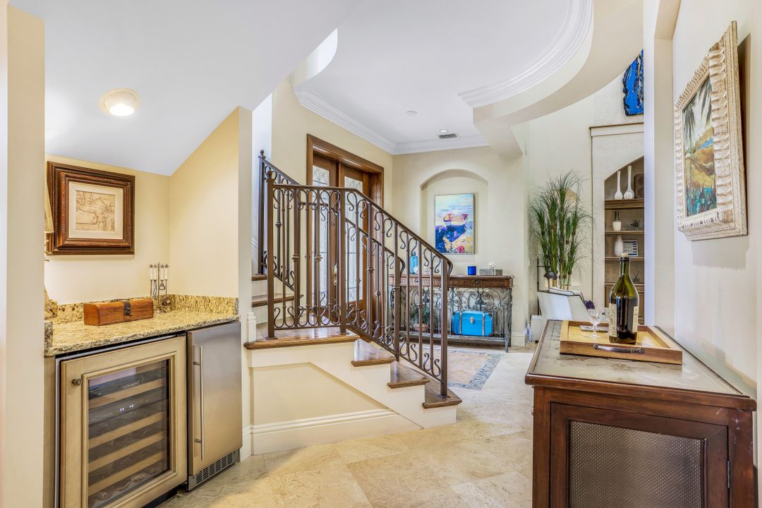 33 3rd St S, Naples, FL 34102