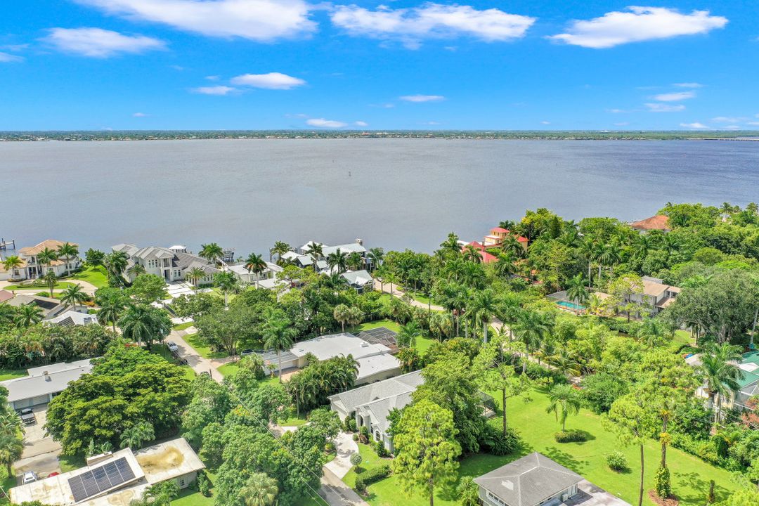 997 Aqua Ln, Fort Myers, FL 33919
