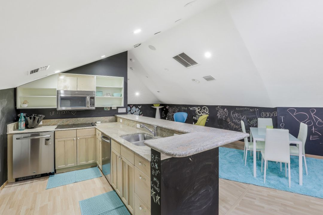 6262 Standing Oaks Ln, Naples, FL 34119