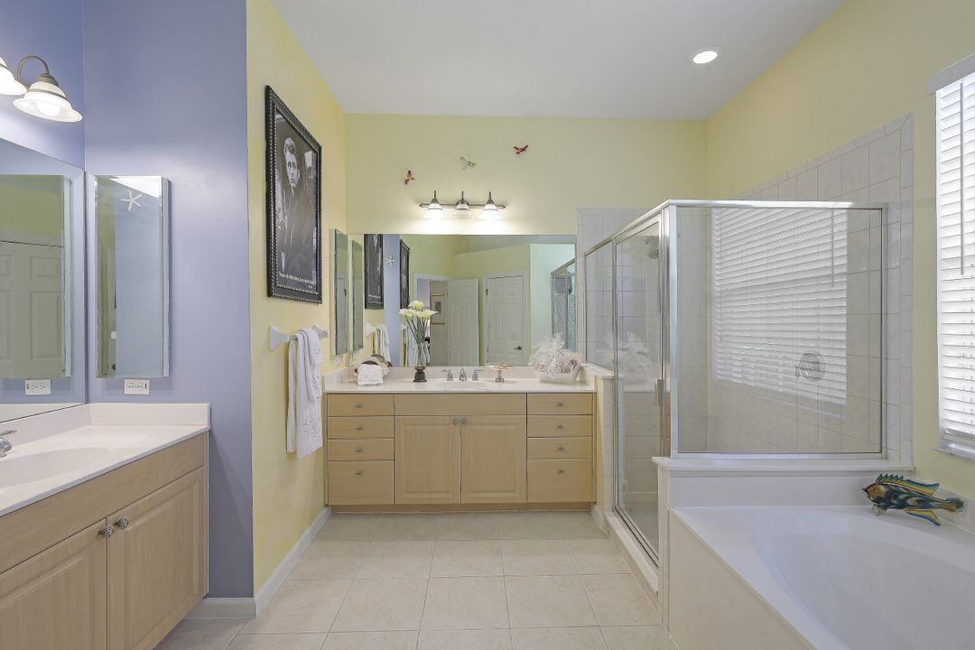 15842 Los Reyes Ln, Naples, FL 34110