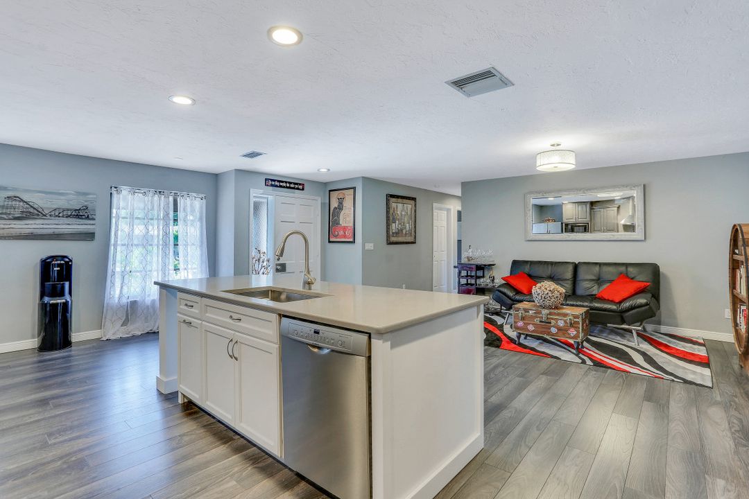 5811 SW 1st Pl, Cape Coral, FL 33914