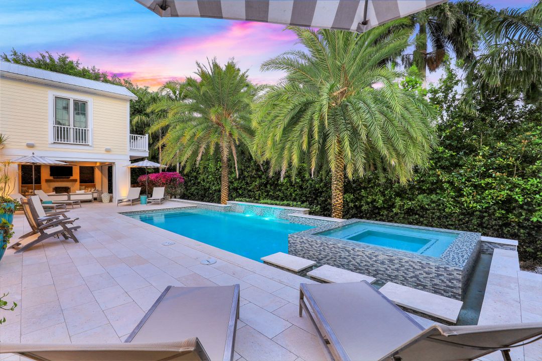 154 4th Ave N, Naples, FL 34102