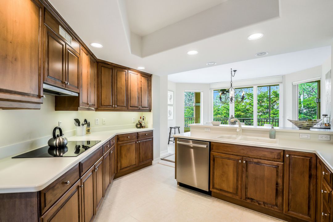 2728 Tiburon Blvd E #302, Naples, FL 34109