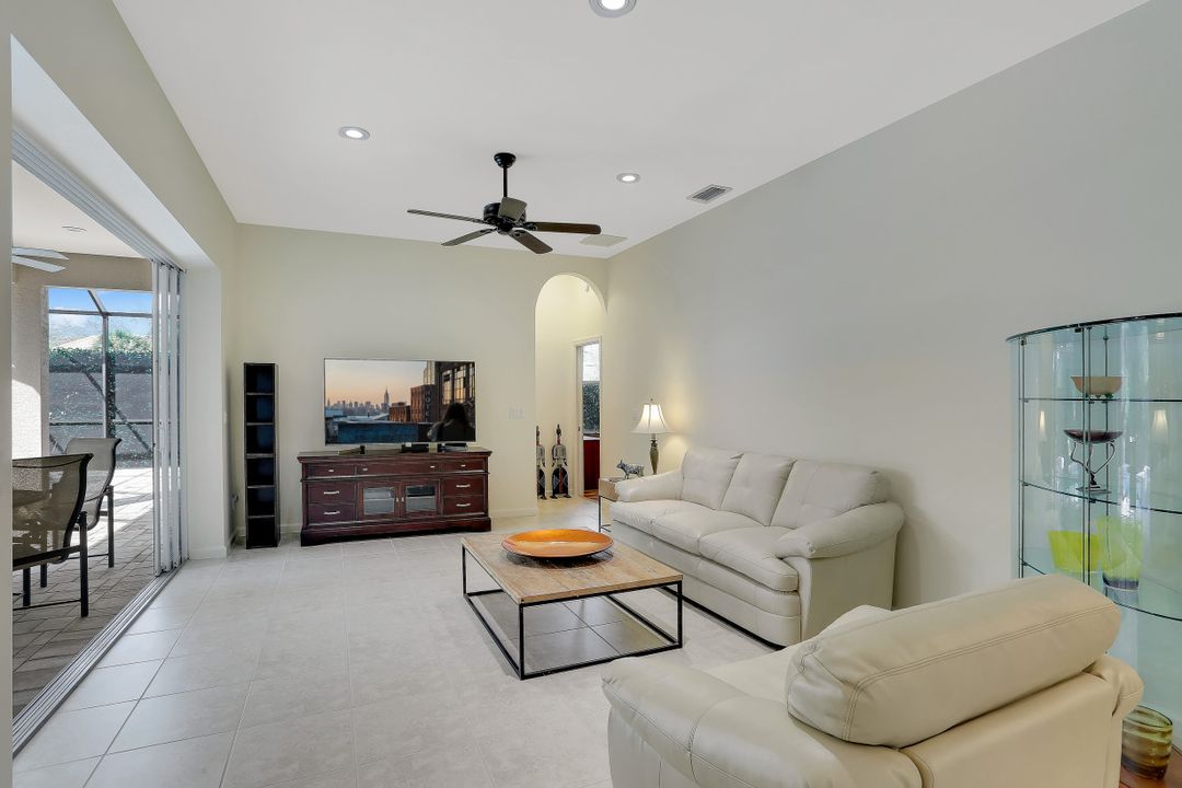 6615 Chestnut Cir, Naples, FL 34109