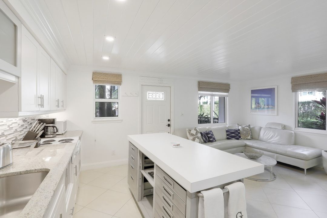 960 7th St S #101, Naples, FL 34102