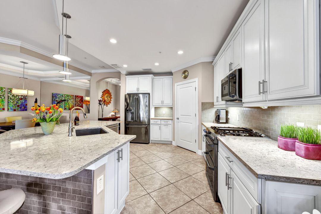 2137 Frangipani Cir #101, Naples, FL 34120