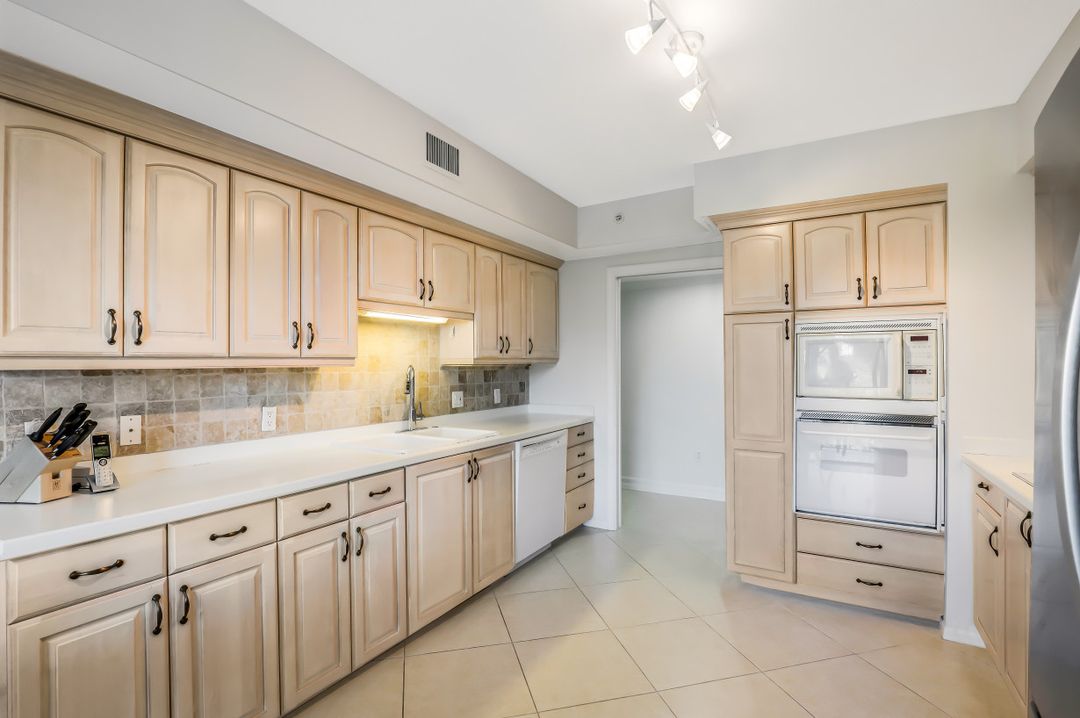 7515 Pelican Bay Blvd #4b, Naples, FL 34108