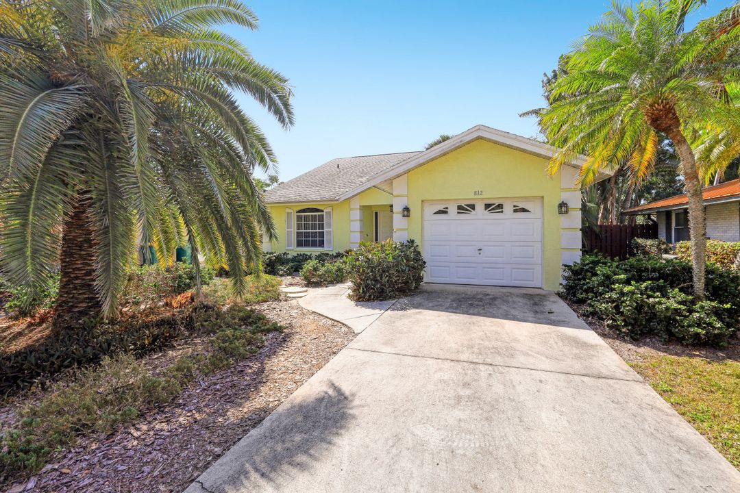 812 102nd Ave N, Naples, FL 34108