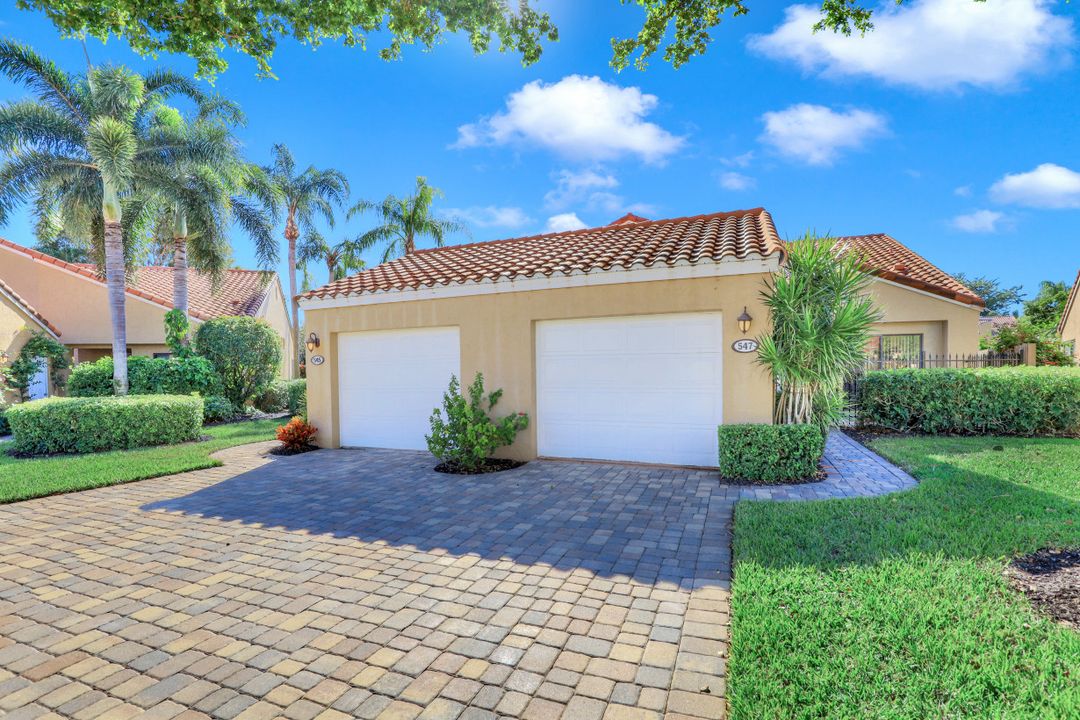 547 Beachwalk Cir, Naples, FL 34108