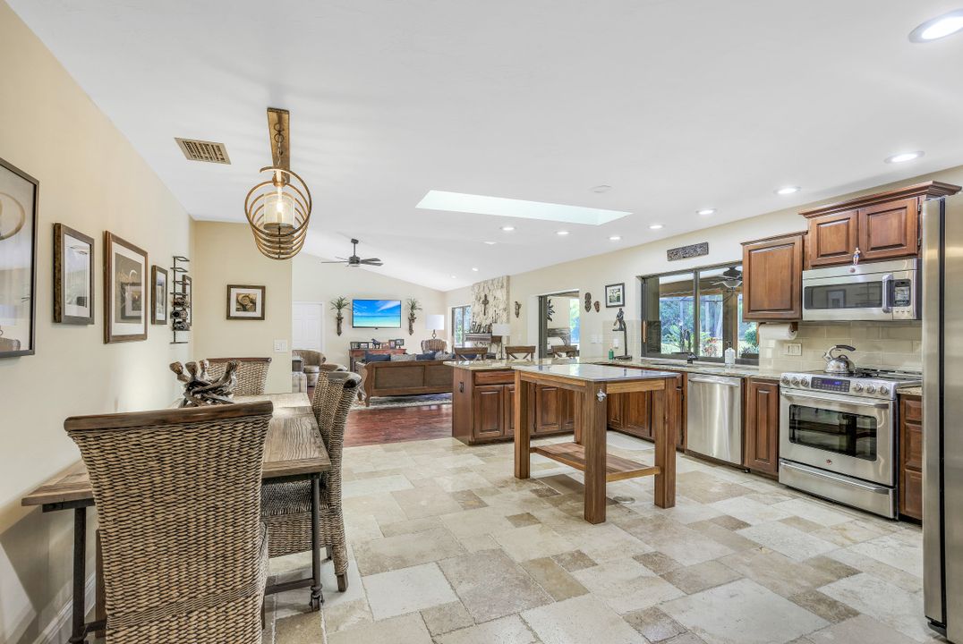 6846 Trail Blvd, Naples, FL 34108