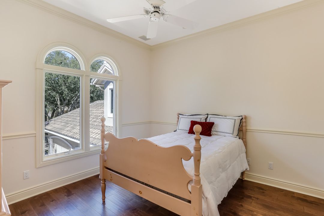 969 Barcarmil Way, Naples, FL 34110