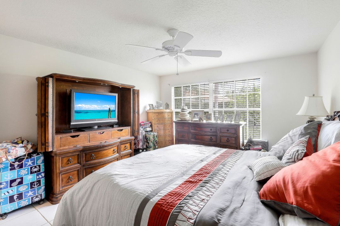 4280 Redonda Ln, Naples, FL 34119