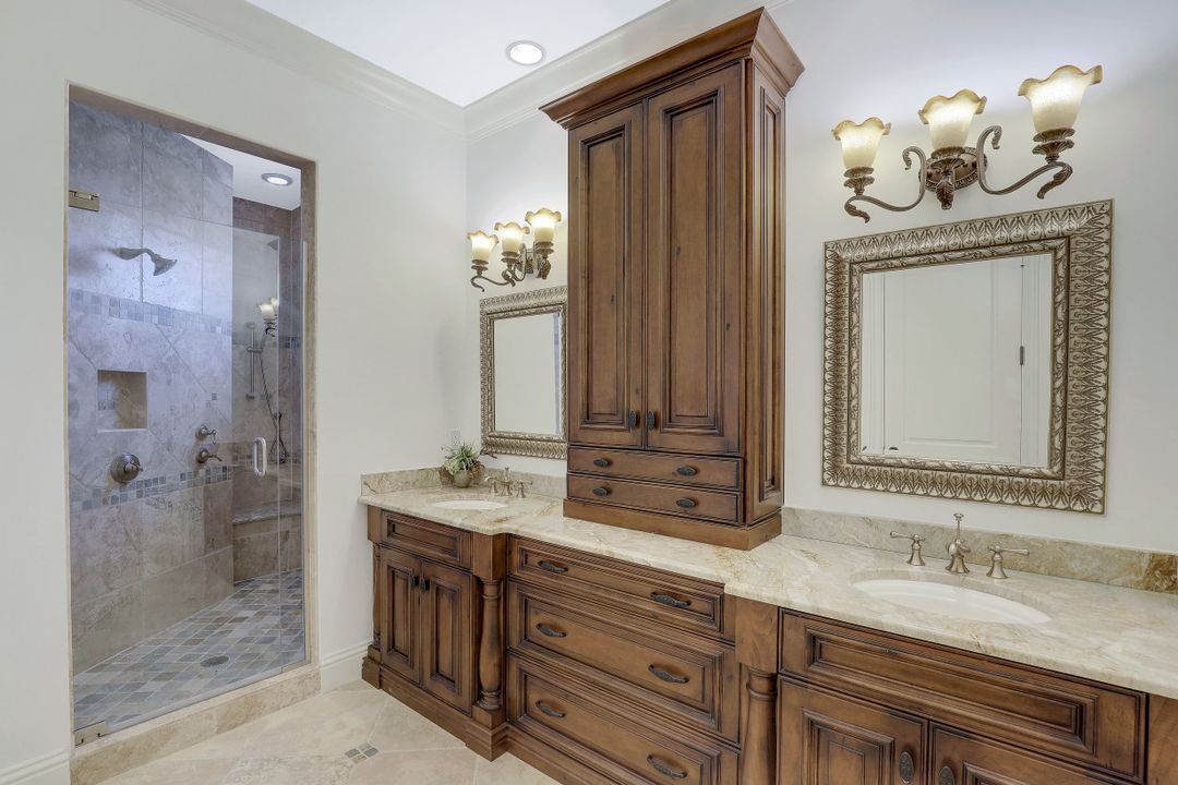 1940 6th St S, Naples, FL 34102