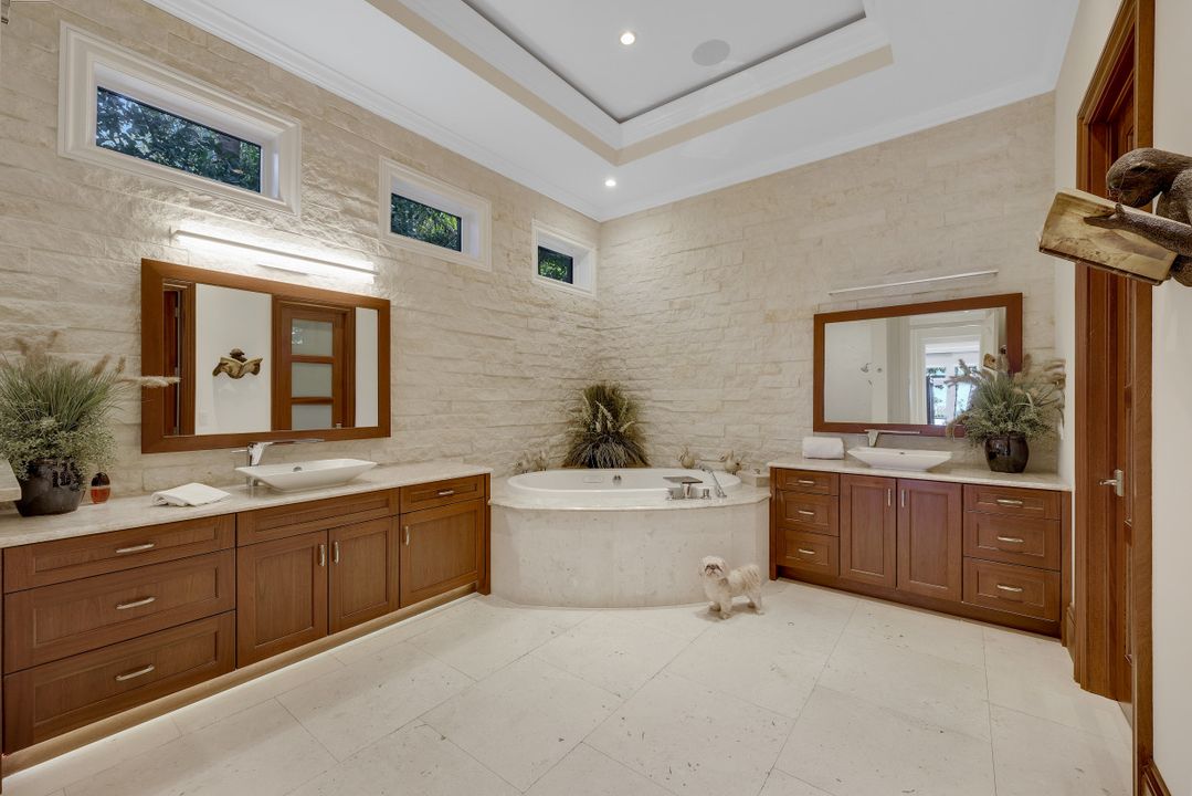 970 Aqua Cir, Naples, FL 34102