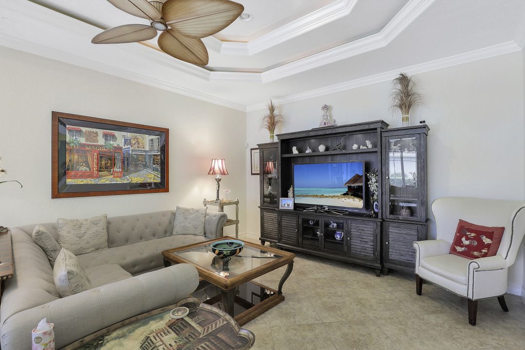 467 Saddlebrook Ln, Naples, FL 34110