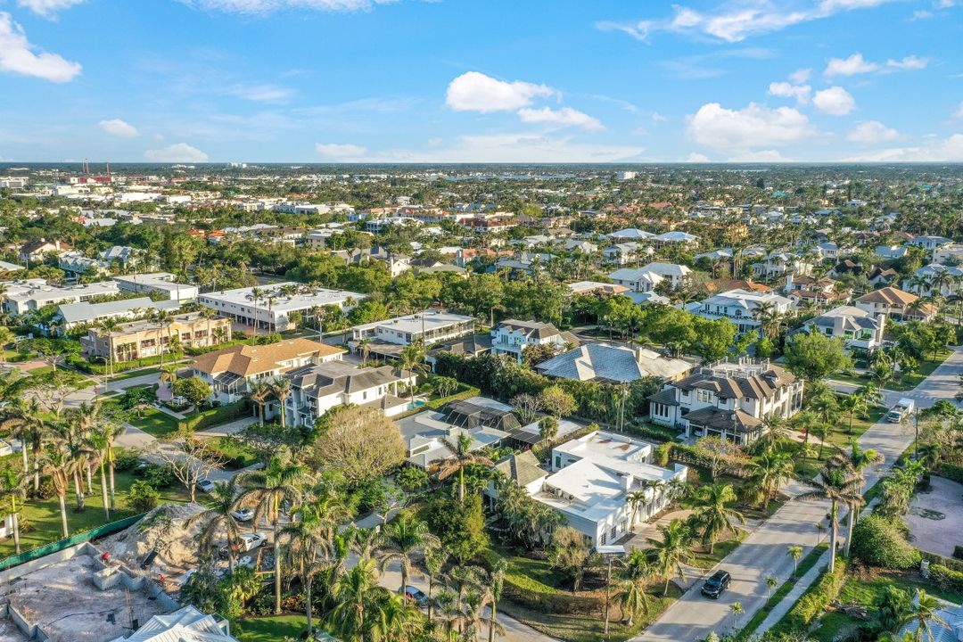 140 2nd Ave S, Naples, FL 34102