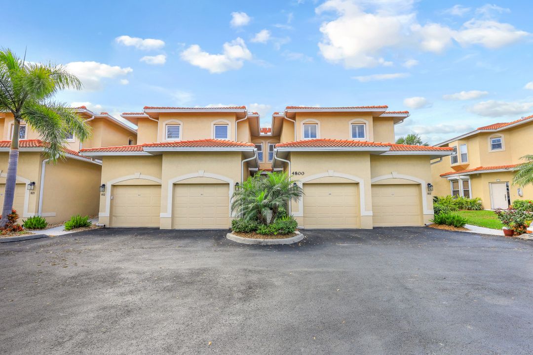 4800 Yacht Harbor Dr #822, Naples, FL 34112