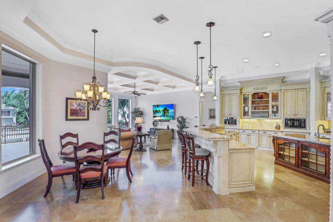 1940 6th St S, Naples, FL 34102