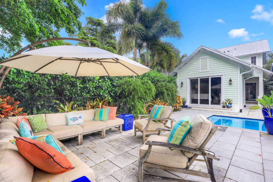 572 7th Ave N, Naples, FL 34102