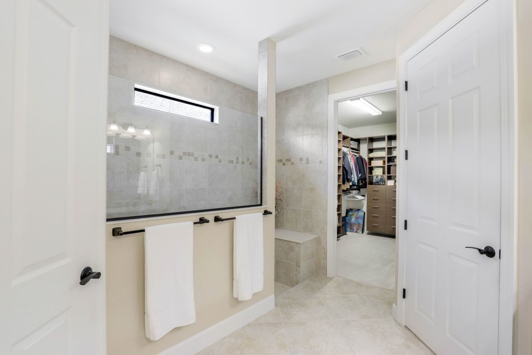 9374 Greyhawk Trl, Naples, FL 34120