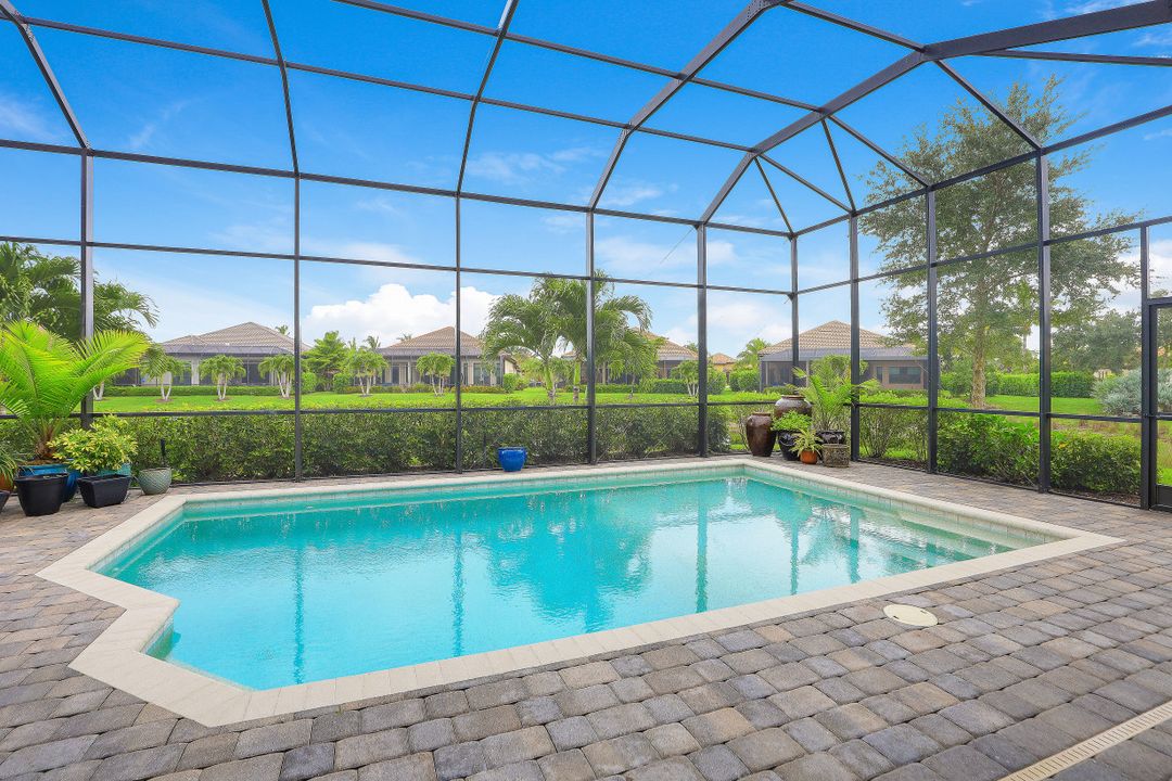 7450 Lantana Cir, Naples, FL 34119