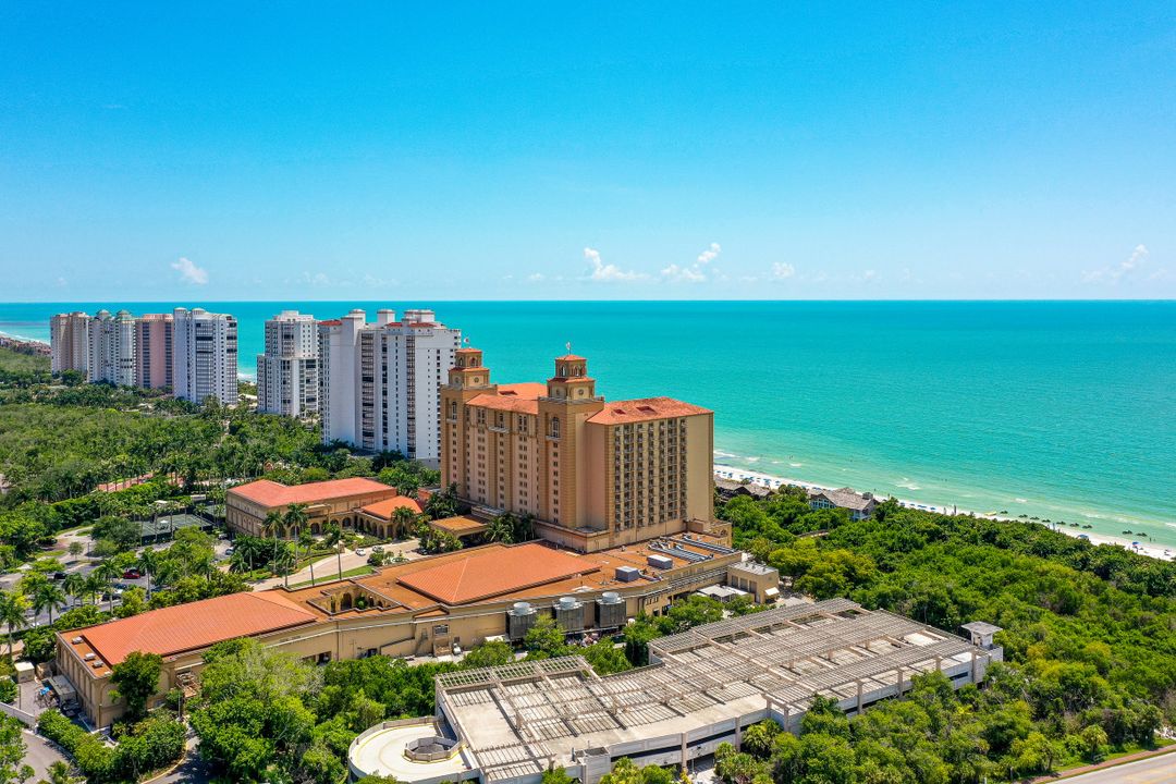 9242 Vanderbilt Dr, Naples, FL 34108
